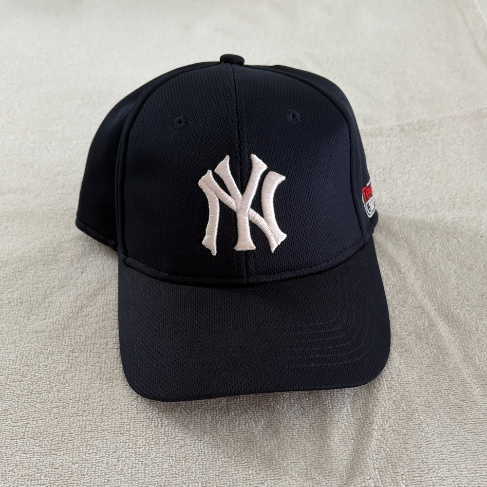 Adjustable New York Yankees Classic Navy Blue Baseball Cap with Embroidered Logo